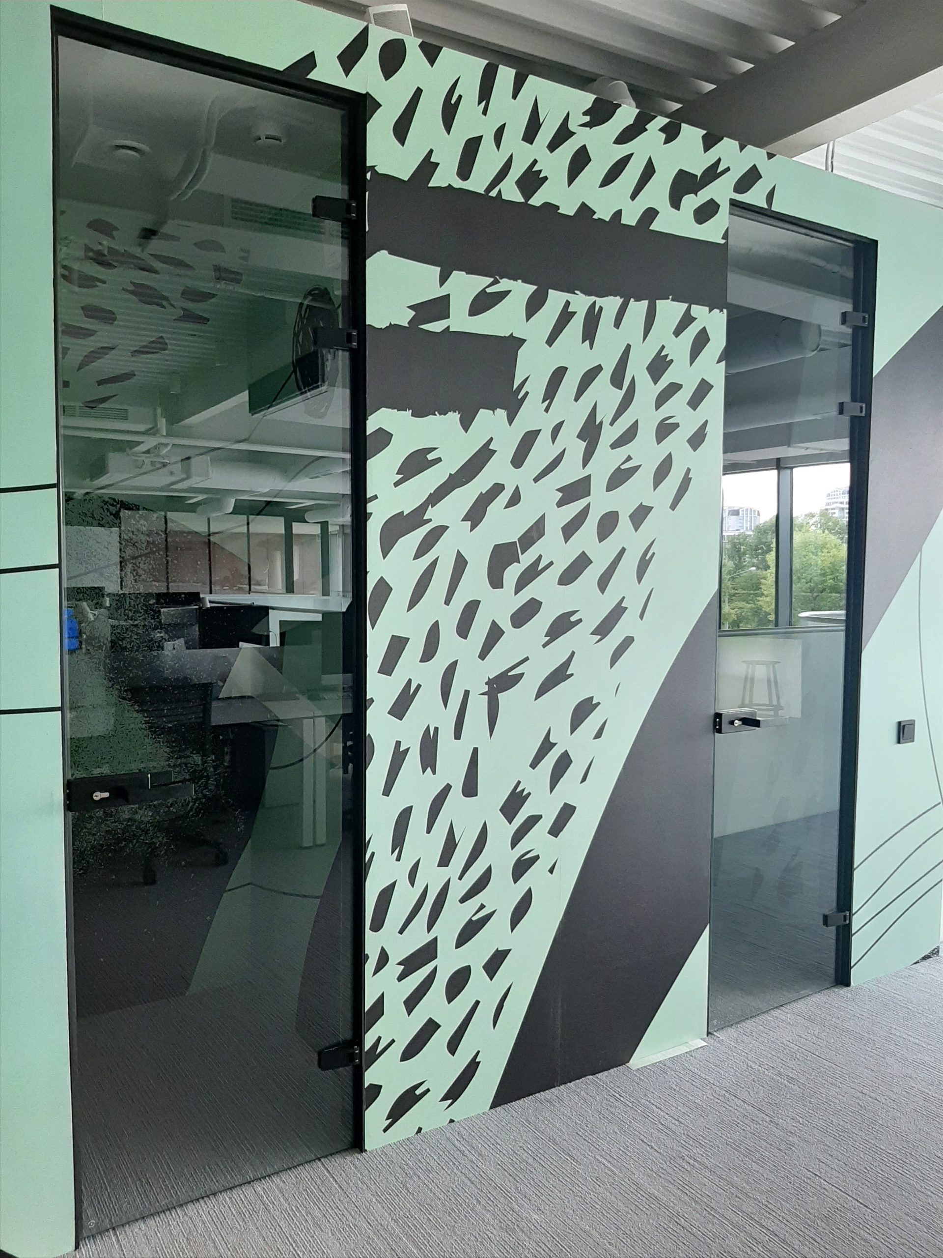 Puertas para el hogar y la oficina diseñadas con cristal de diseño templado.